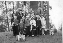 Ritosaaren koulun viimeiset oppilaat 1962 (veneretkellä Punkaharjulla, kuvan otti Paavo Salminen)
Opettaja Eija Lesonen  