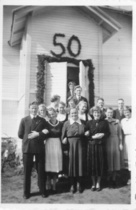 Entisiä oppilaita Ritosaaren koulun 50-vuotisjuhlassa 1952 (kuvan ottajasta ei tietoa)